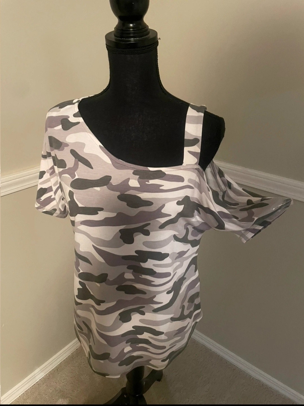 Cable & Gauge Cold-Shoulder Camo Tee in Gray and White nwt